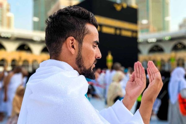 muslim_man_performing_umrah_badal_for_a_deceased_muslim-scaled